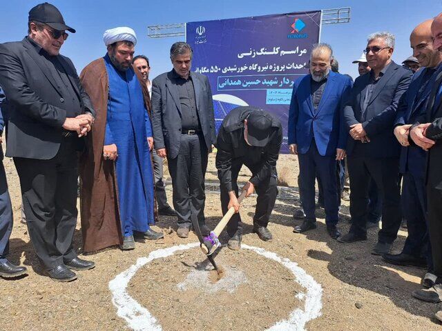 نخستین نیروگاه خورشیدی پتروپارس در ساوه با حضور وزیر نیرو کلنگزنی شد.